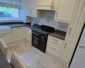 Departamento | Cocina privada | Refrigerador, microondas, horno y parrilla de estufa 