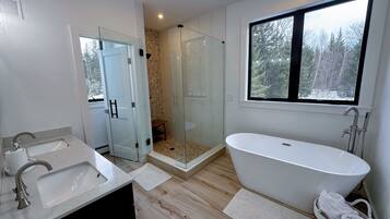 Een douche, een haardroger, handdoeken