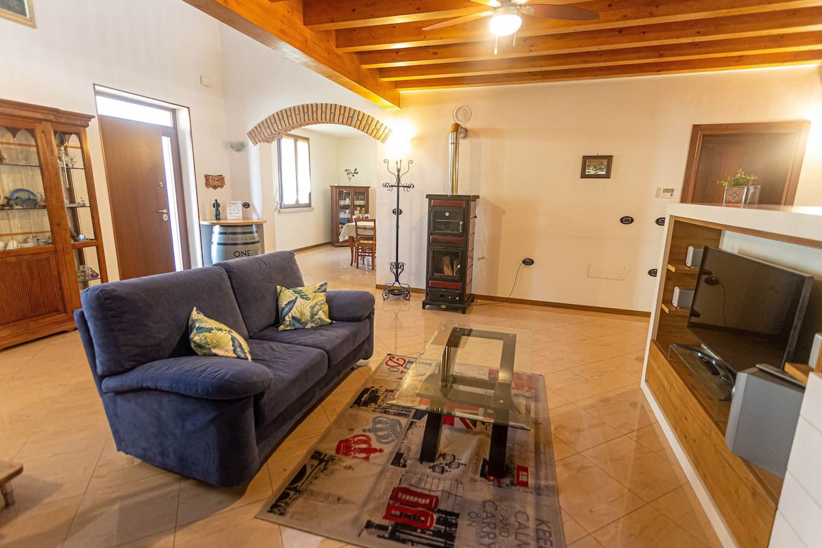 Appartamento Superior, balcone, al piano terra | Area soggiorno | Smart TV 32 pollici con canali digitali, pavimenti riscaldati