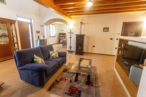 Superior appartement, balkon, op benedenverdieping | Woonruimte | Een 32-inch smart-tv met digitale zenders en vloerwarming