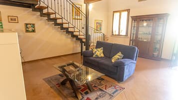Appartamento Superior, balcone, al piano terra | Area soggiorno | Smart TV 32 pollici con canali digitali, pavimenti riscaldati
