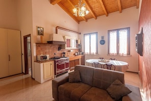 Apartamento conforto, 1 cama Queen e sofá-cama, cozinha | Cozinha privada | Geladeira grande, cooktop, máquina de café expresso, cafeteira/chaleira