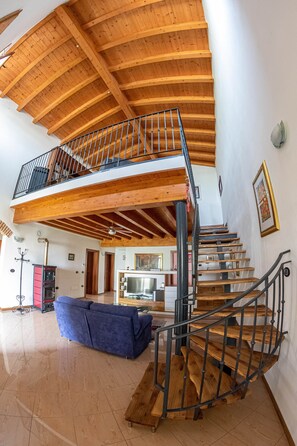 Superior appartement, balkon, op benedenverdieping | Woonruimte | Een 32-inch smart-tv met digitale zenders en vloerwarming