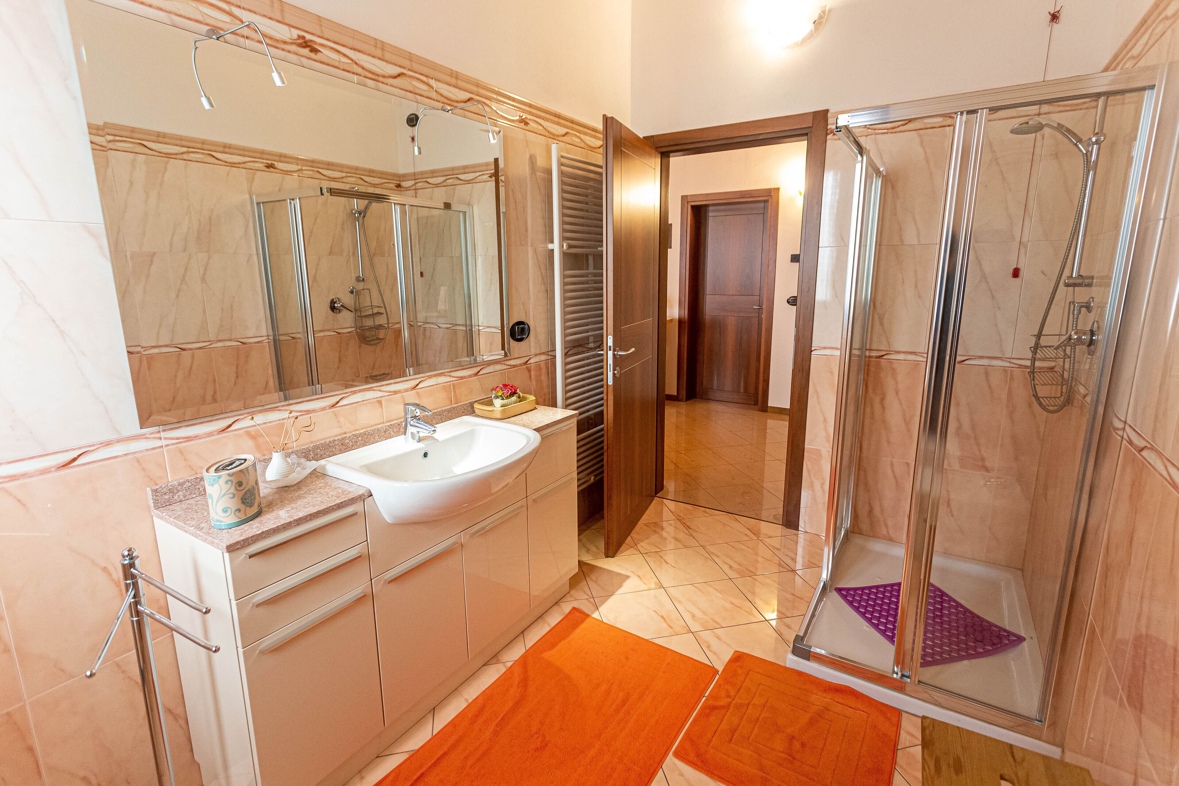 Appartamento Comfort, 1 letto queen con divano letto, cucina | Bagno | Doccia, set di cortesia gratuito, asciugacapelli, bidet