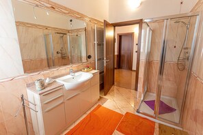 Comfort appartement, 1 queensize bed met slaapbank, keuken | Badkamer | Een douche, gratis toiletartikelen, een haardroger, een bidet