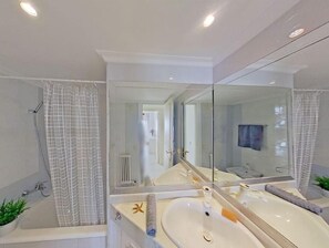 Secador de cabelo, bidê, toalhas de banho, sabonete
