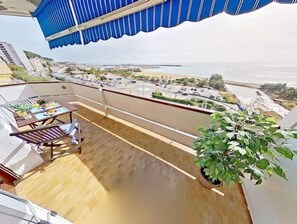 Outdoor dining - PREMIUM HABITAT DEL FAR (Arenys de Mar)