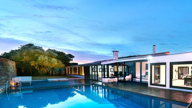 A modern house with a swimming pool, large windows, and a stone wall. - FOZ DO NEIVA 16 - Luxury stay in Foz do Neiva, Esposende, Portugal (Guilheta)