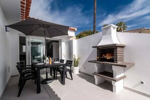 Outdoor dining - Apartamento con Piscina Comunitaria y Terraza Independiente (Chayofa)