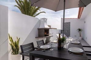 Outdoor dining - Apartamento con Piscina Comunitaria y Terraza Independiente (Chayofa)