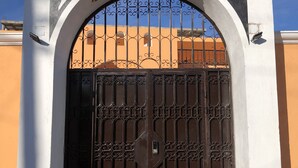 Una entrada con puerta y un letrero que dice "Tres Iguanas".