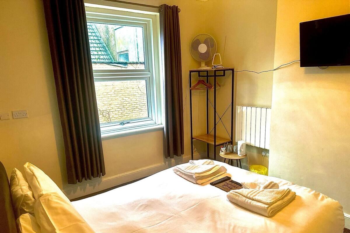 WiFi (free), bed sheets