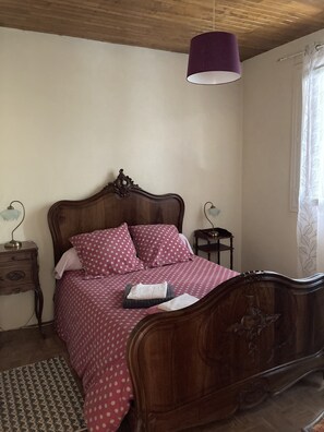 3 chambres, fer et planche à repasser, lit parapluie, draps fournis