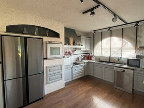 Réfrigérateur, four à micro-ondes, un four, surface de cuisson