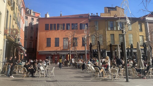 A bustling outdoor café area with outdoor seating and a clear view of the surrounding buildings. - The Swedish Villa with heated interior pool (Perpignan)