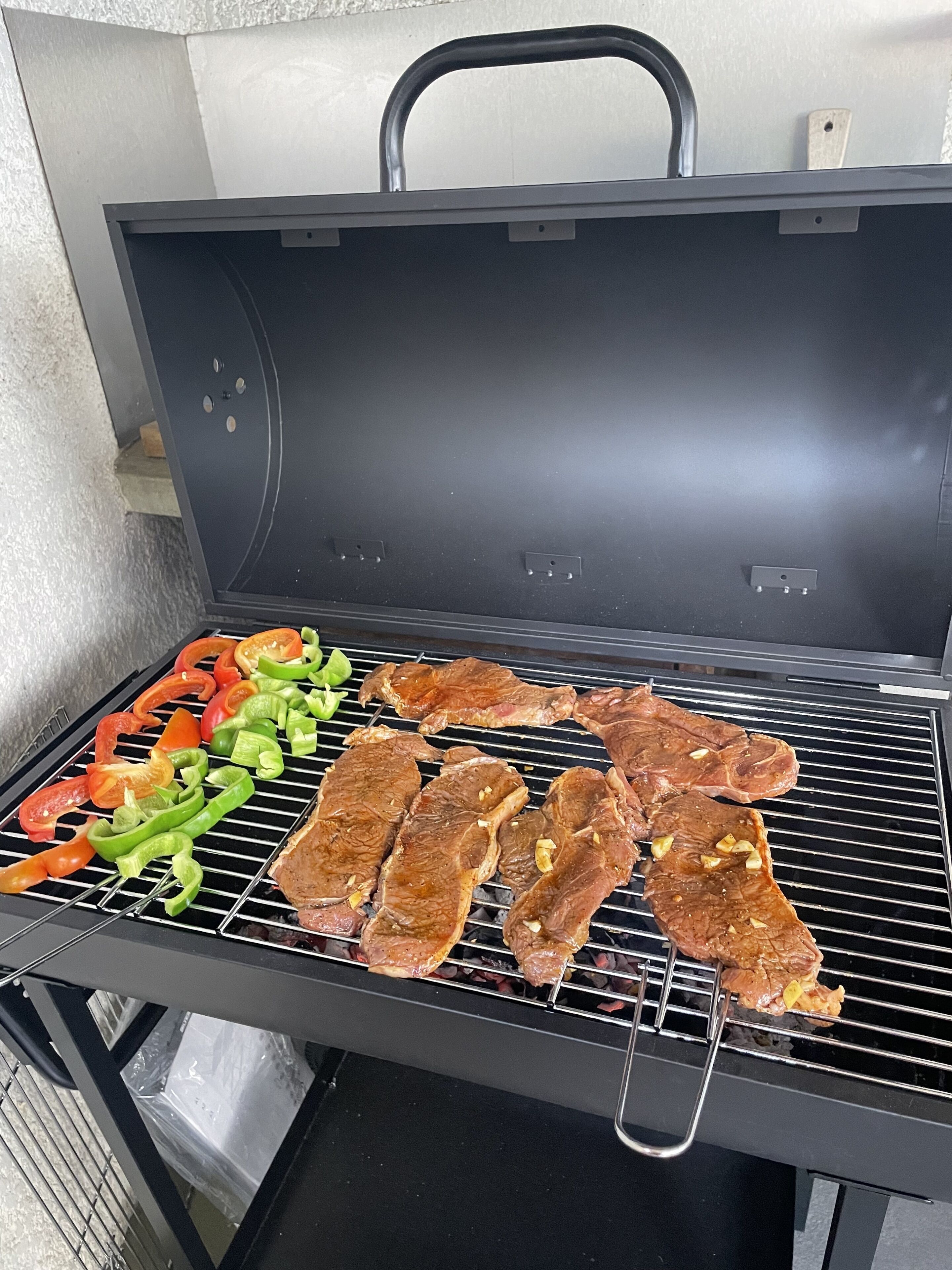 Un plat grillé composé de viande et de poivrons coupés en tranches.