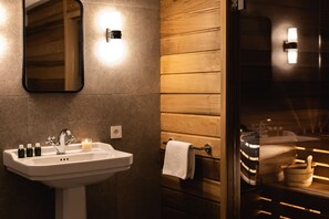 Haartrockner, Handtücher, Seife, Toilettenpapier