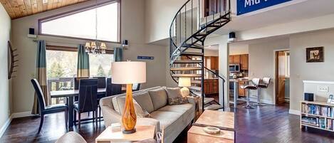 Smart-TV, Kamin, DVD-Player, Bücher