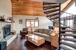 Smart-TV, Kamin, DVD-Player, Bücher