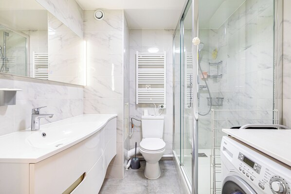 Shower, hair dryer, towels, toilet paper