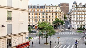 A street view with buildings, a crosswalk, and a Boulangerie sign.