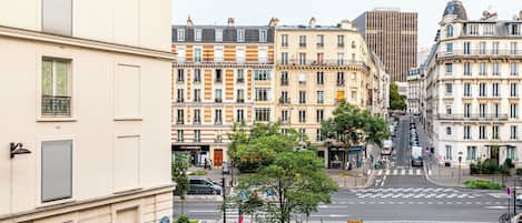 A street view with buildings, a crosswalk, and a Boulangerie sign.
