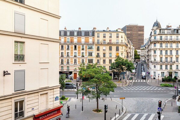 A street view with buildings, a crosswalk, and a Boulangerie sign.