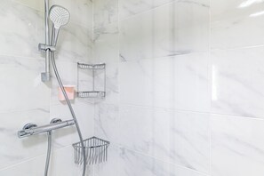 Douche, séchoir à cheveux, serviettes fournies, papier de toilette