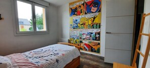 4 bedrooms, desk, iron/ironing board, travel cot