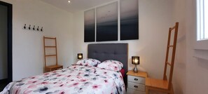 4 bedrooms, desk, iron/ironing board, travel cot
