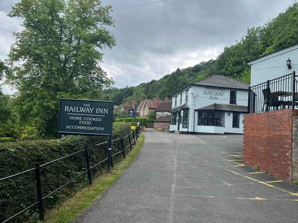 A sign for The Railway Inn advertising home cooked food and accommodation. - The Railway Inn (Malvern)
