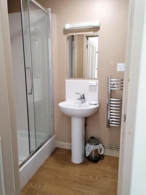 Bathroom - The Railway Inn (Malvern)