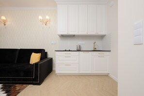 Microwave, dishwasher, cookware/dishes/utensils - Stylish Grzybowska Apartment by Renters (Warsaw)