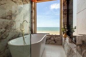 Cabana Front Beach Suite | Badrum | Gratis toalettartiklar, hårtork, badrock och tofflor