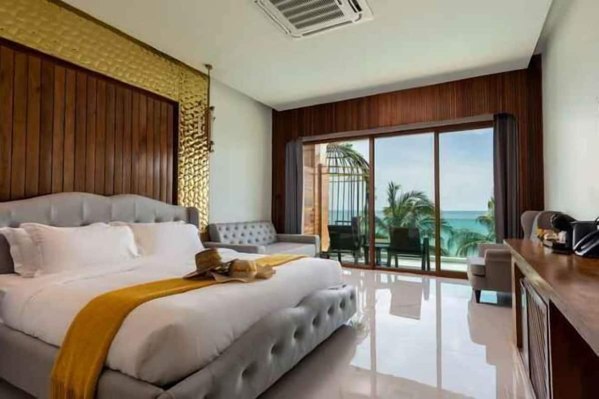 Minibar con artículos gratuitos y caja de seguridad en la habitación