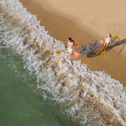 在海滩、划皮艇