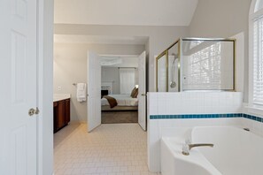 Hiustenkuivaaja, pyyhkeet, saippua, vessapaperi