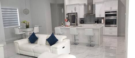 Smart-tv, böcker, en stereo och datorskärmar