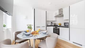 City Apartment | Private kitchen | Full-size fridge, microwave, oven, stovetop