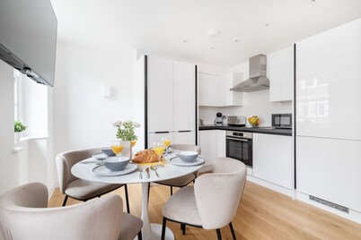 Modern 1BR with Balcony by Soho