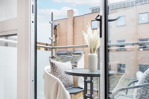 Modern 1BR with Balcony by Soho