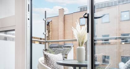 Modern 1BR with Balcony by Soho