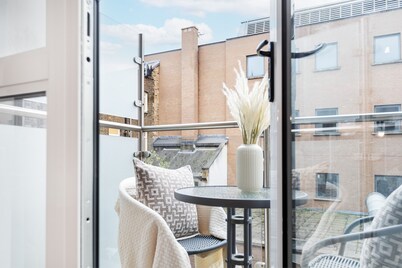 Modern 1BR with Balcony by Soho