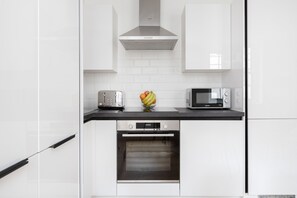 Apartamento City | Cocina privada | Frigorífico grande, microondas, horno y placa de cocina