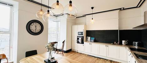 Een koelkast, een microgolfoven, een oven, een kookplaat