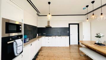 Frigorífico, microondas, horno y placa de cocina