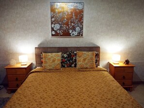 2 habitaciones, tabla de planchar con plancha y cuna de viaje 