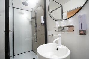 Muebles diferentes, escritorio, cortinas blackout y cunas gratuitas