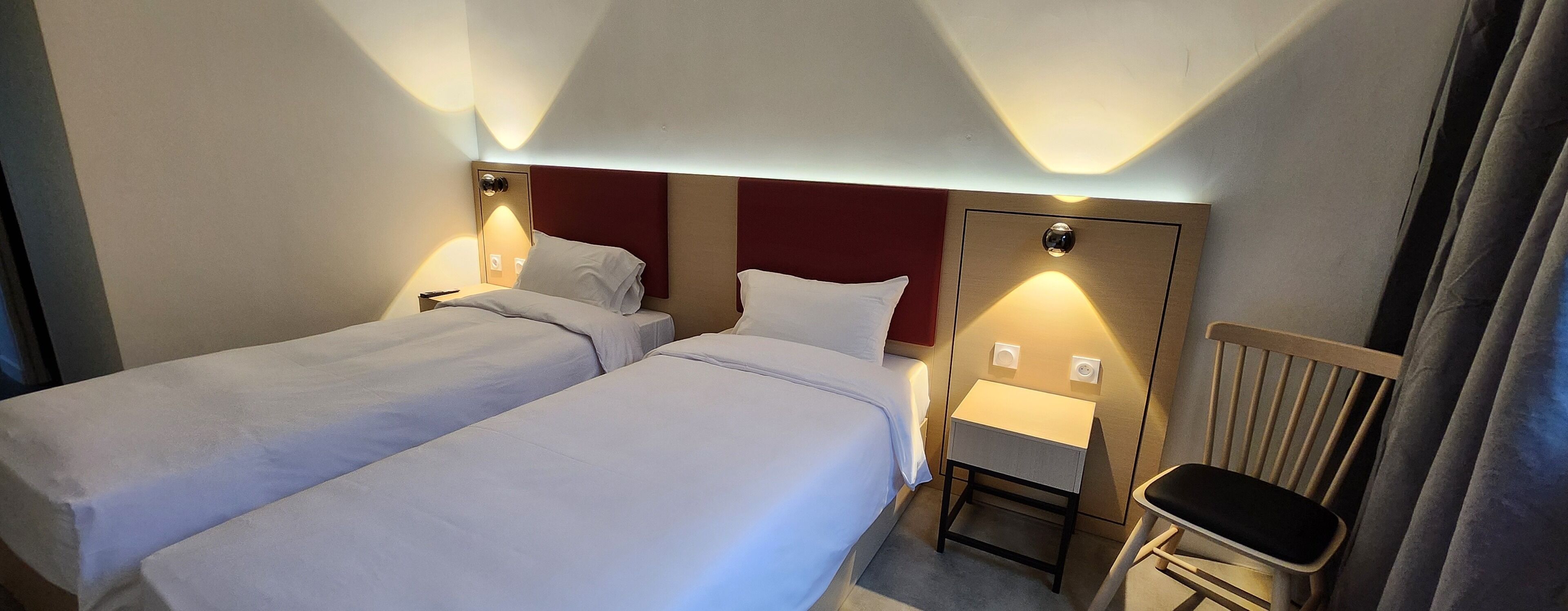 Chambre Confort avec lits jumeaux | Ameublement personnalisé, bureau, rideaux occultants