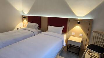 Chambre Confort avec lits jumeaux | Ameublement personnalisé, bureau, rideaux occultants